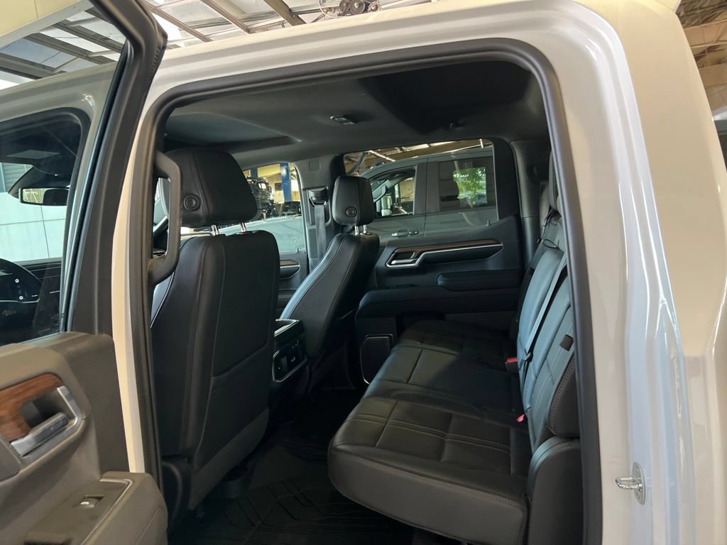 Used 2022 Chevrolet Silverado 1500 High Country w/ High Country Premium Package AWD/4WD image 6
