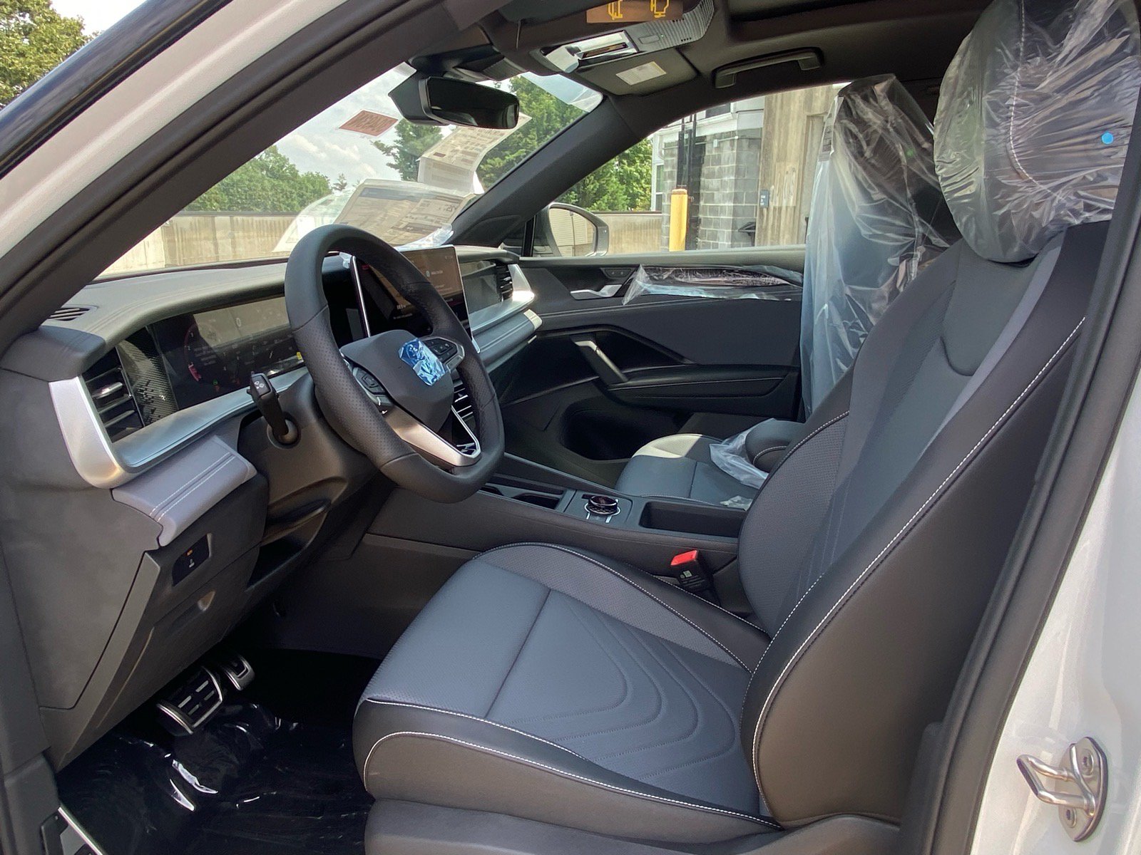 New 2026 Volkswagen Tiguan SE R-Line AWD/4WD image 9