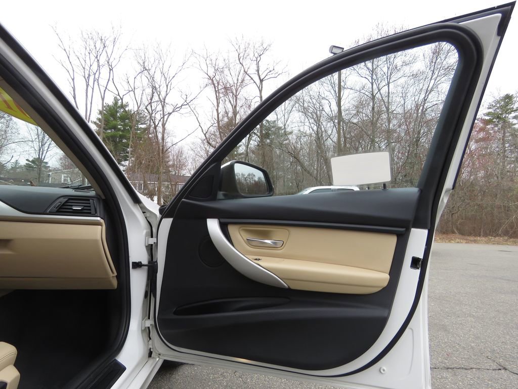 Used 2018 BMW 320i xDrive Sedan AWD/4WD image 12