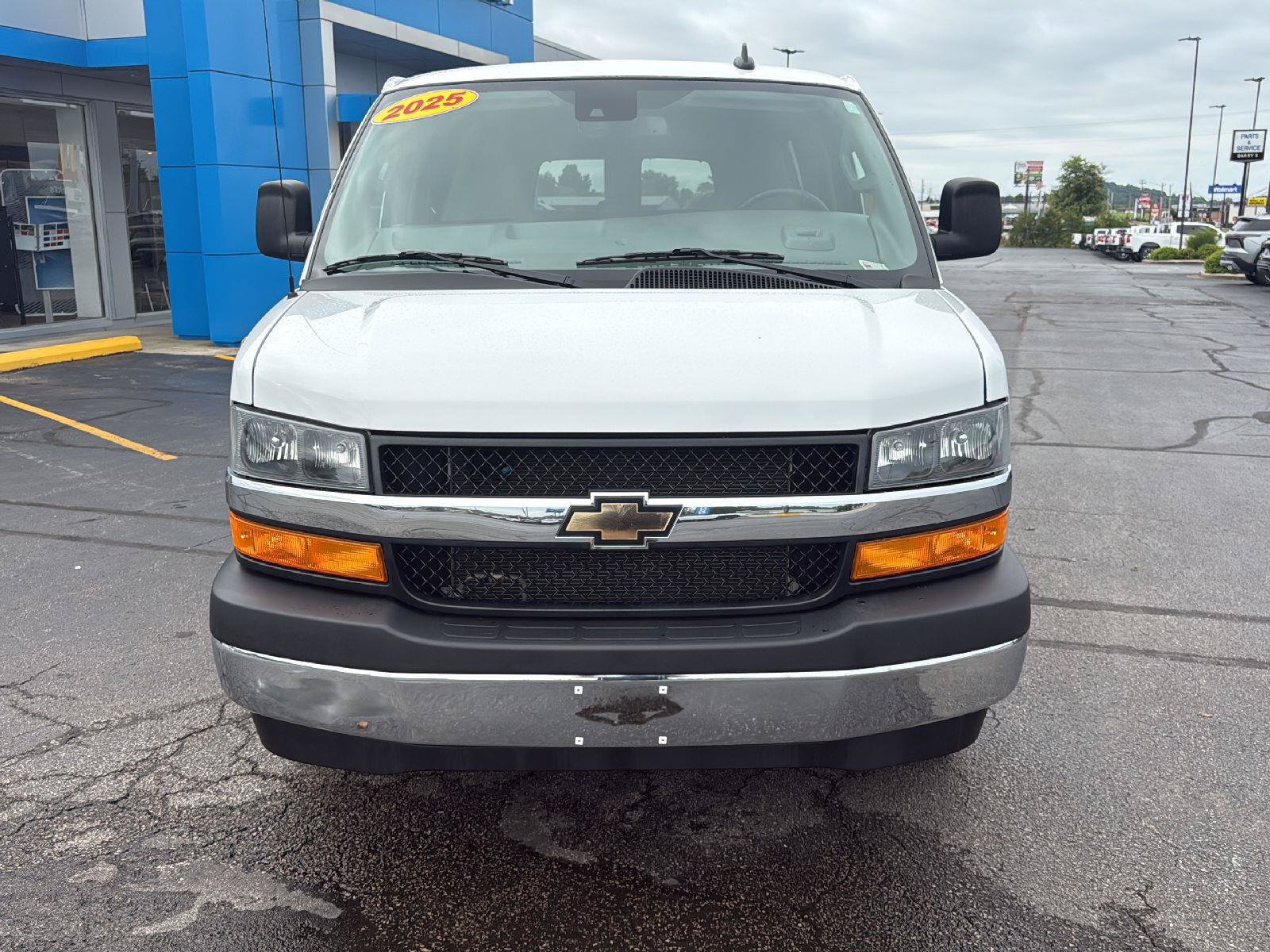Used 2025 Chevrolet Express 3500 LT w/ LT Preferred Equipment Group RWD image 8