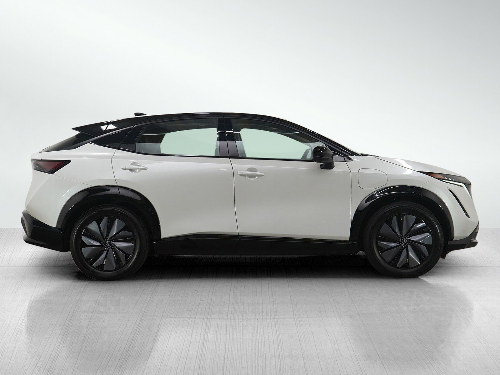 Used 2023 Nissan Ariya AWD image 8