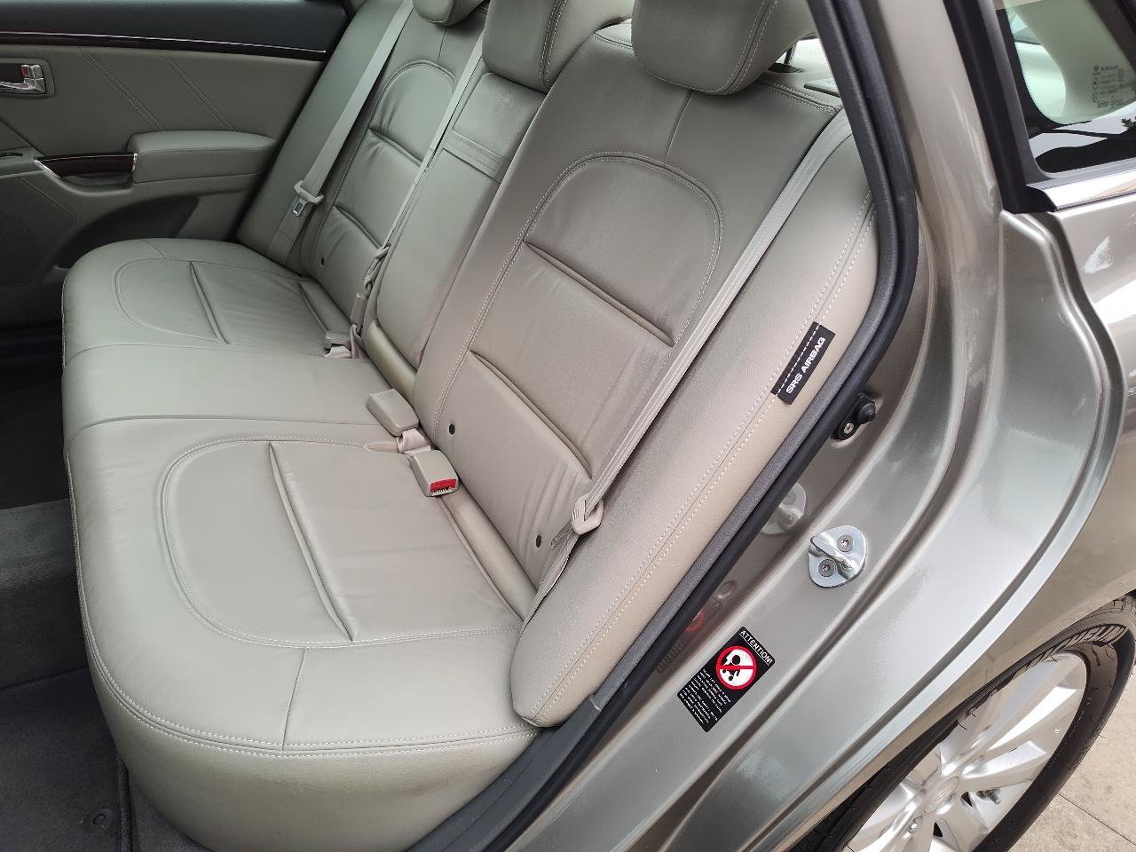 Used 2009 Hyundai Azera GLS w/ Premium Pkg 2 FWD image 24