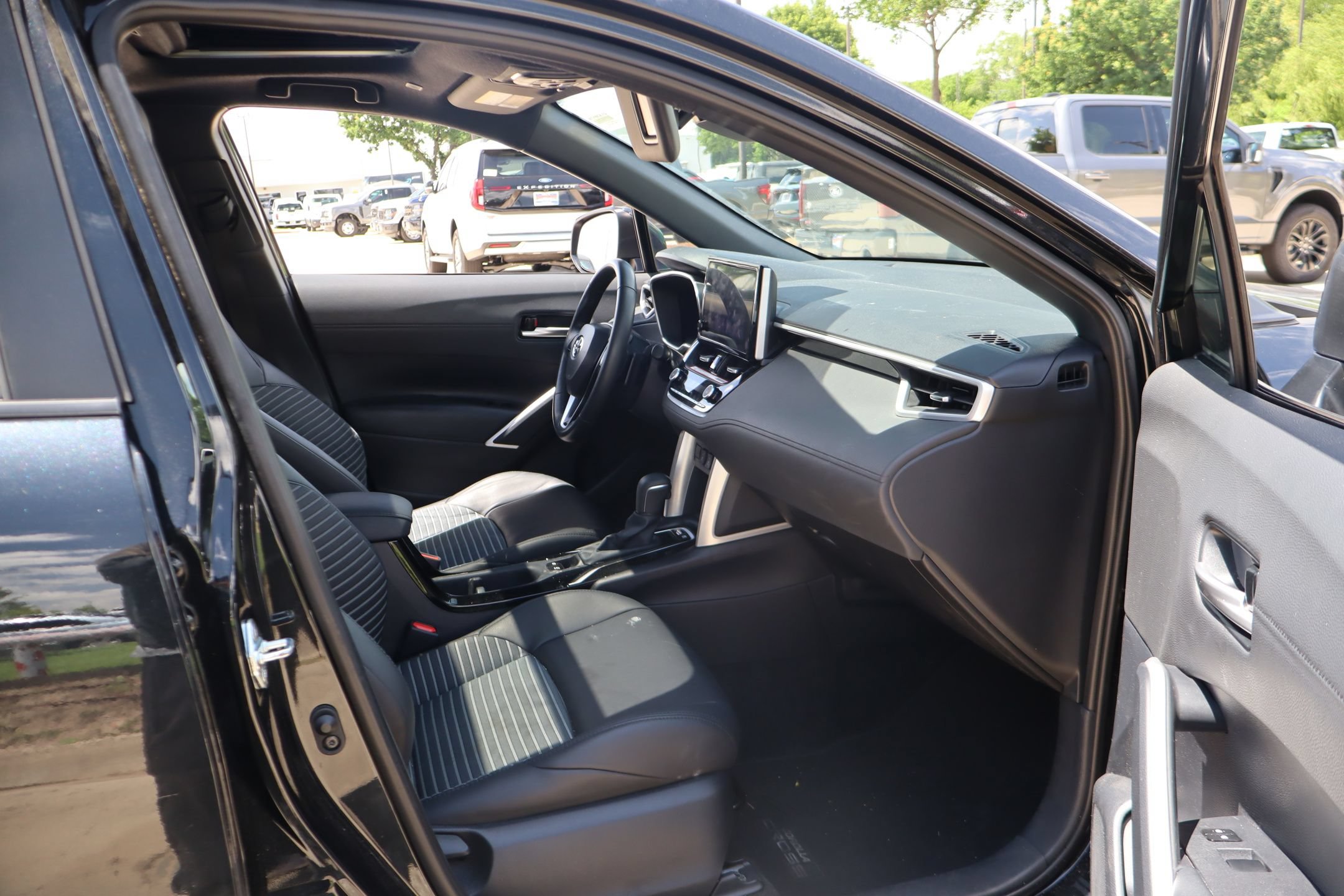 Used 2025 Toyota Corolla Cross AWD Hybrid w/ Convenience Package image 30