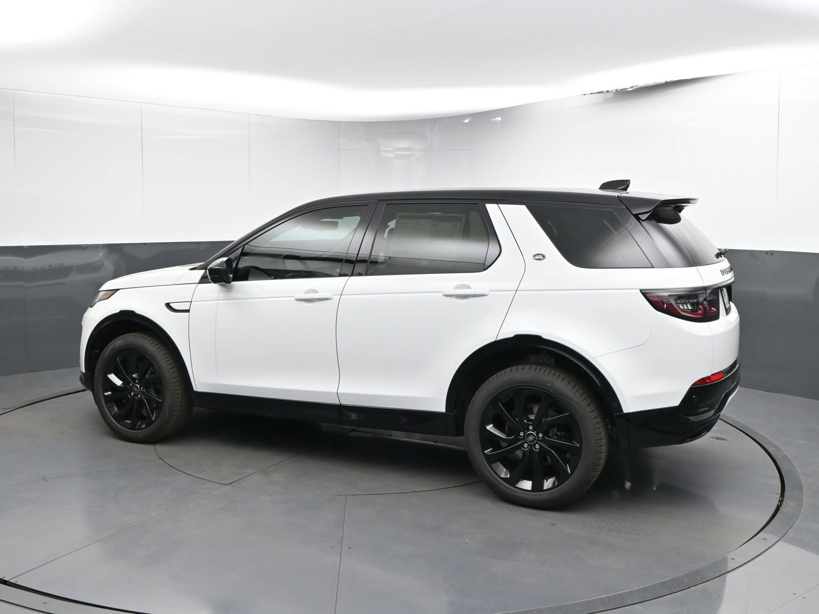 New 2025 Land Rover Discovery Sport Dynamic SE image 3
