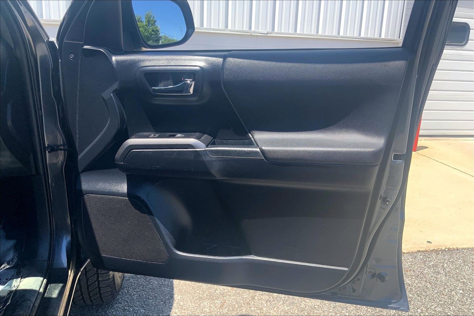 Used 2020 Toyota Tacoma TRD Sport AWD/4WD image 28