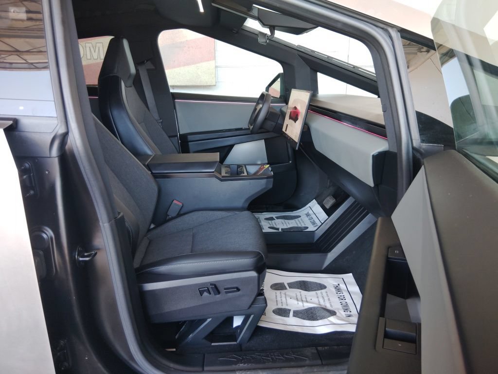 Used 2026 Tesla Cybertruck 2WD Crew Cab image 13