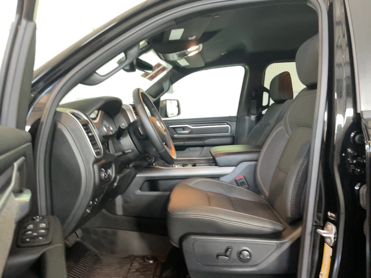 Used 2023 RAM 1500 Big Horn AWD/4WD image 6