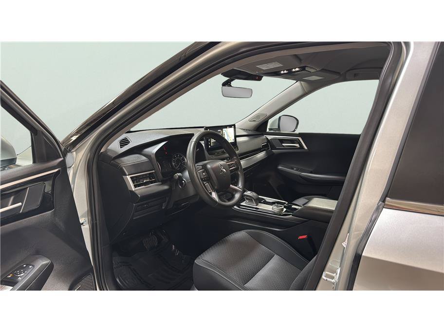 Used 2025 Mitsubishi Outlander ES FWD image 15