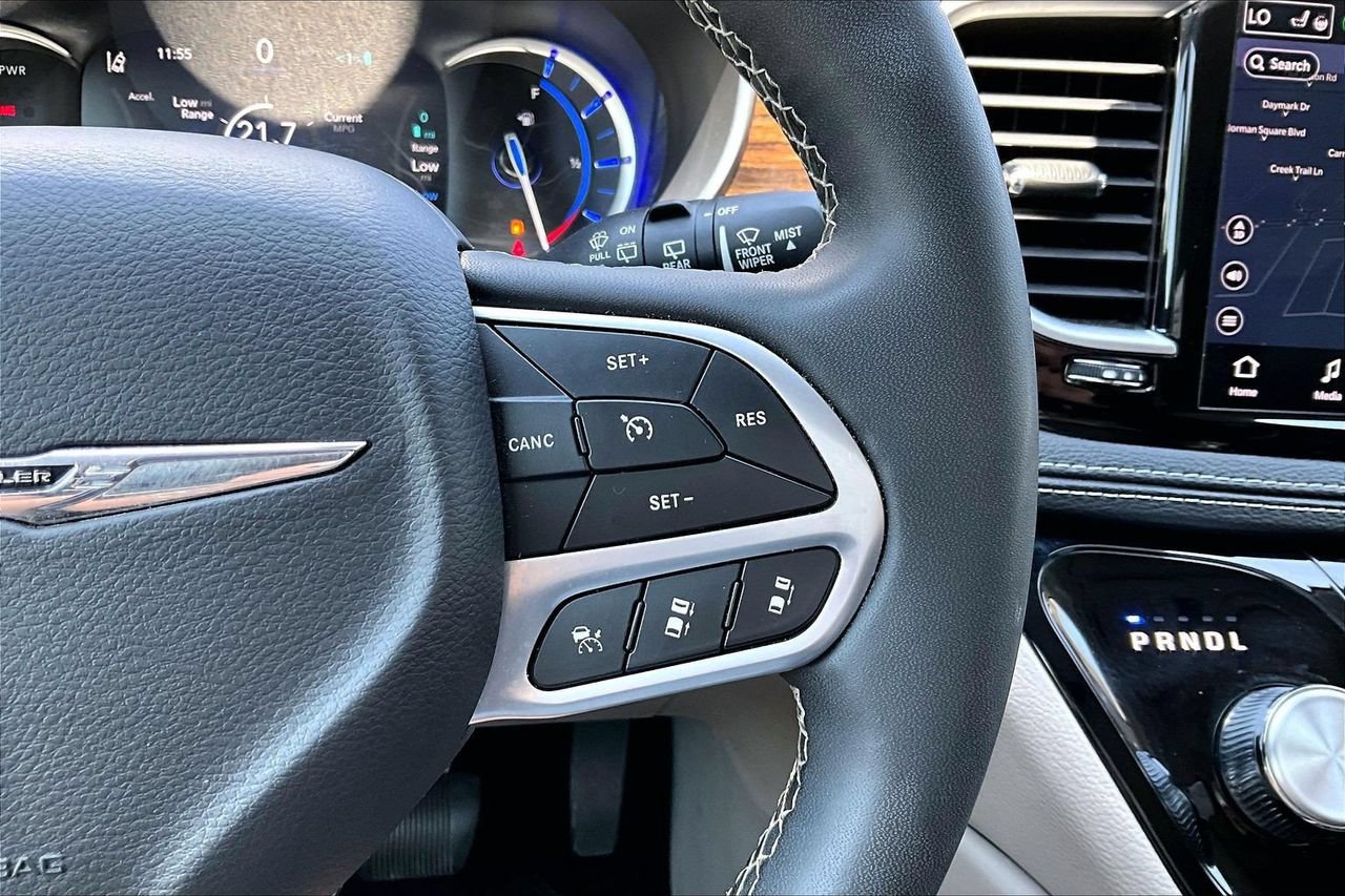 Used 2023 Chrysler Pacifica Limited FWD image 31