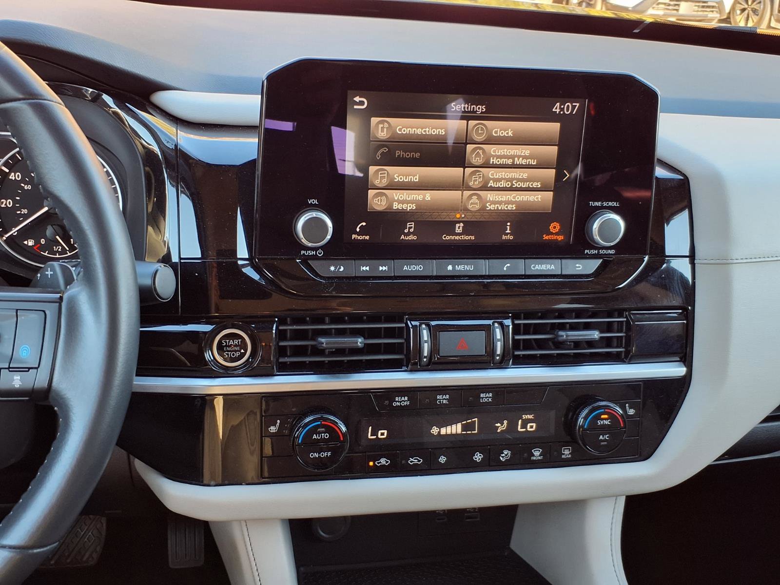 Used 2024 Nissan Pathfinder SV image 16