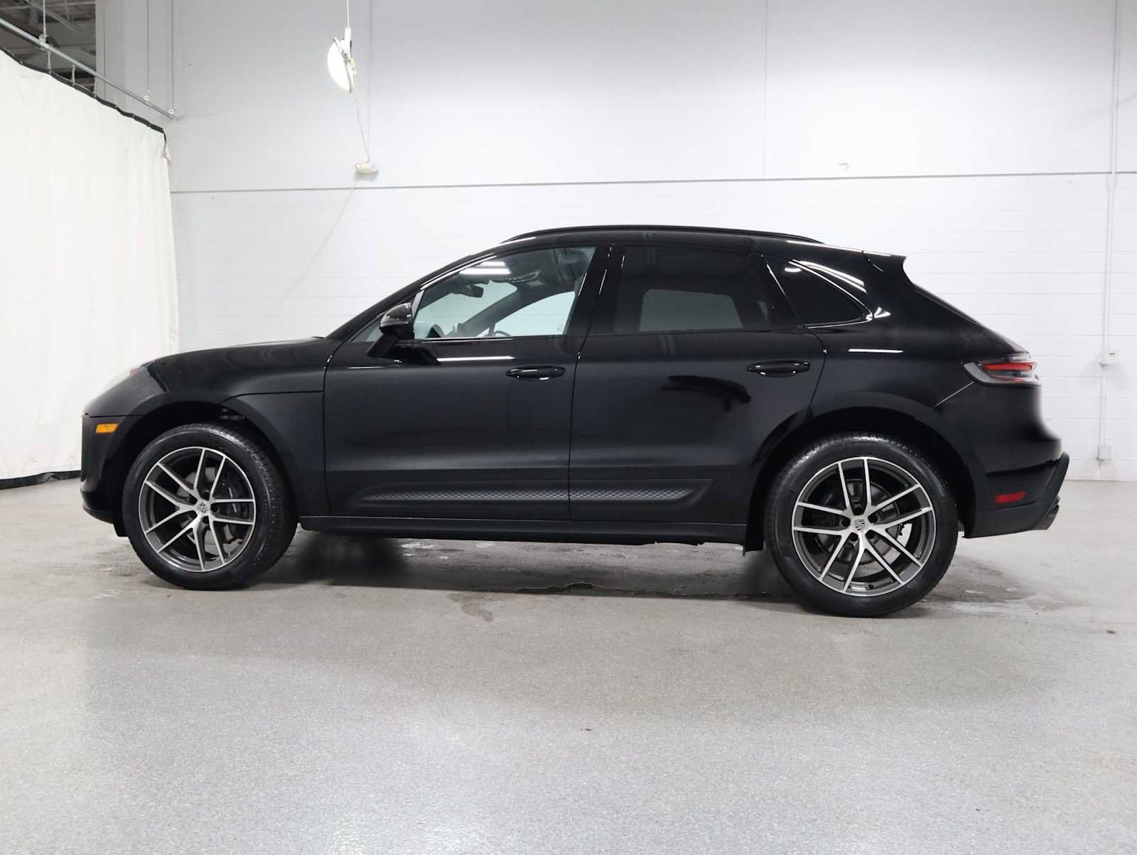 Certified 2026 Porsche Macan AWD/4WD image 2