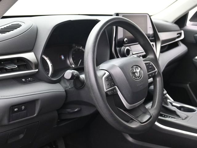 Used 2023 Toyota Highlander L image 16