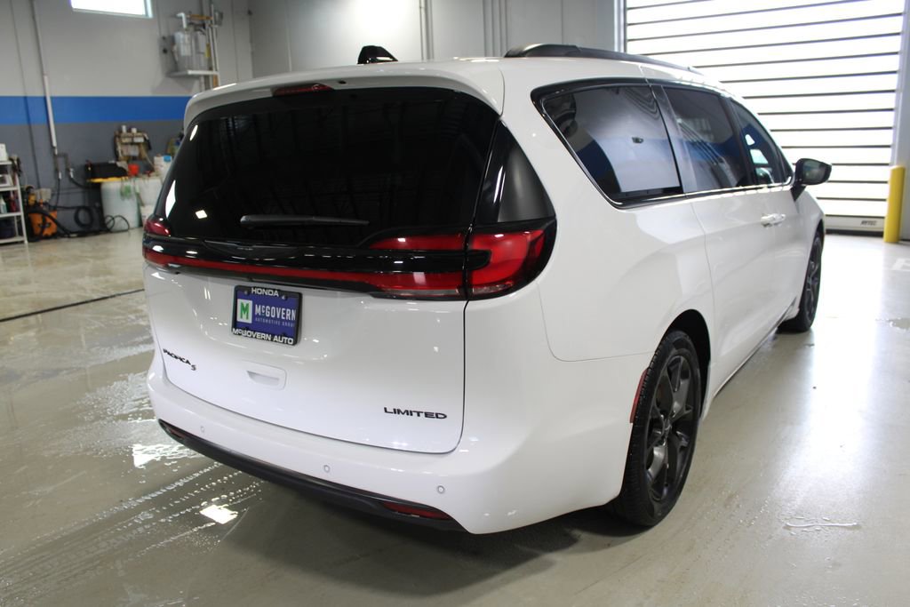 Used 2025 Chrysler Pacifica Limited FWD image 40