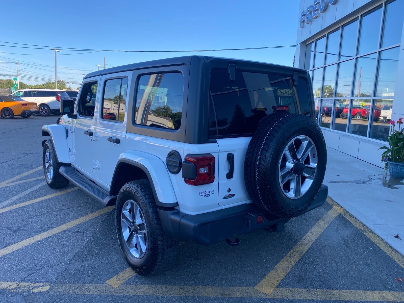 Used 2020 Jeep Wrangler Unlimited Sahara AWD/4WD image 4