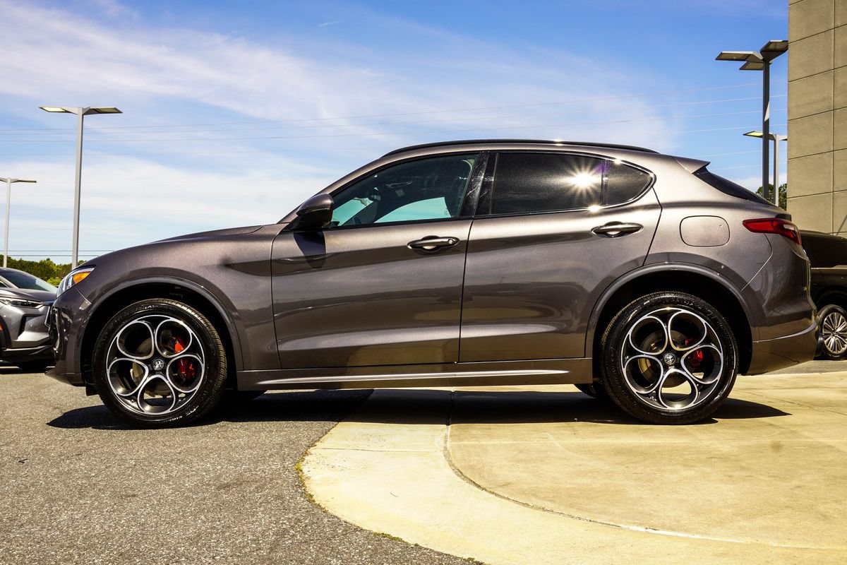 Used 2023 Alfa Romeo Stelvio Ti AWD/4WD image 9