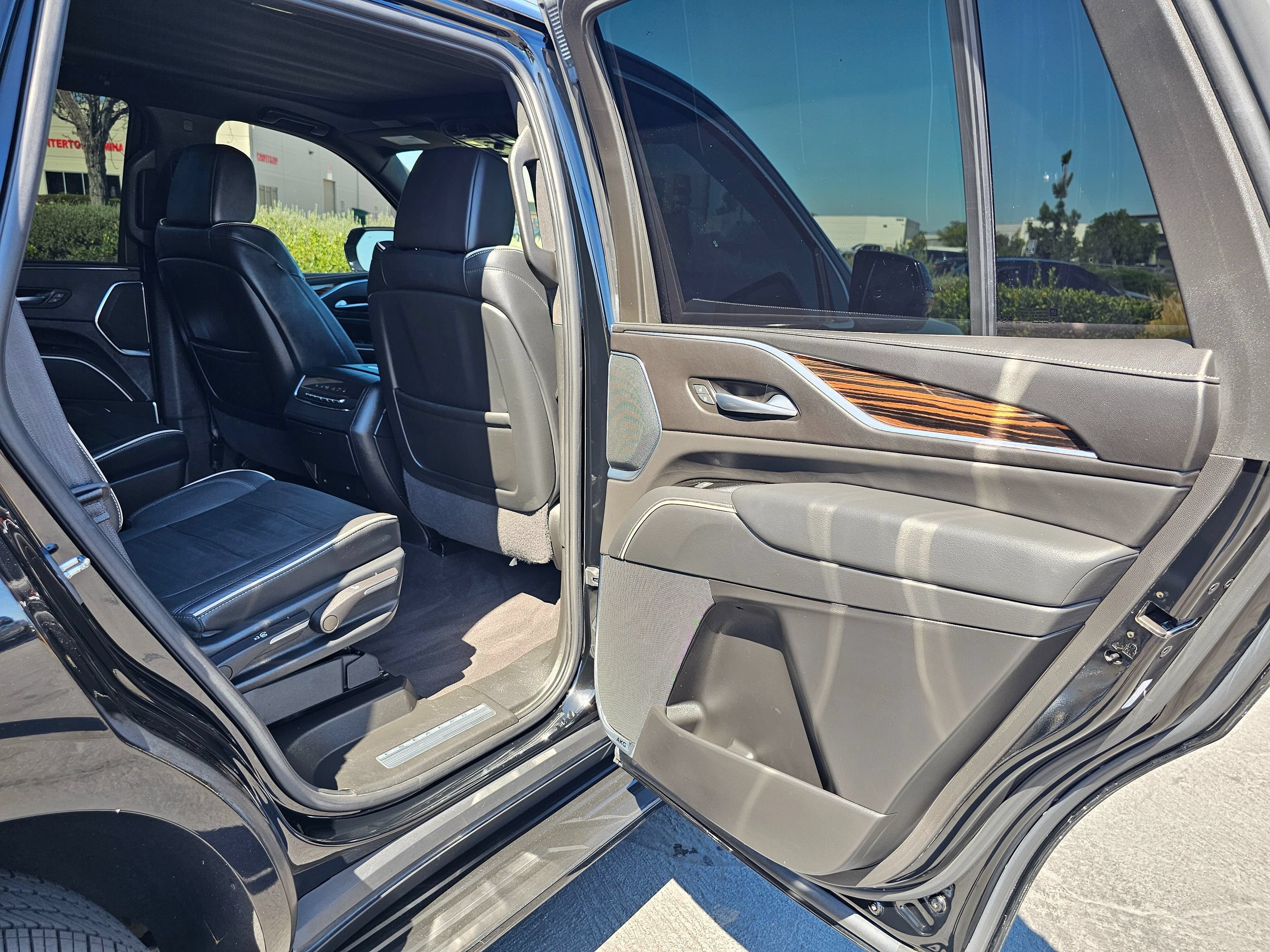 Used 2023 Cadillac Escalade Premium Luxury RWD image 38