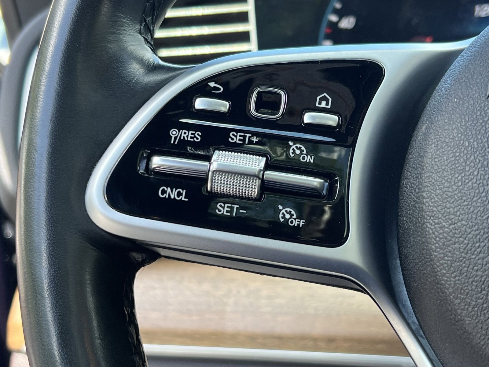 Used 2021 Mercedes-Benz GLE 450 4MATIC w/ Premium Package image 37