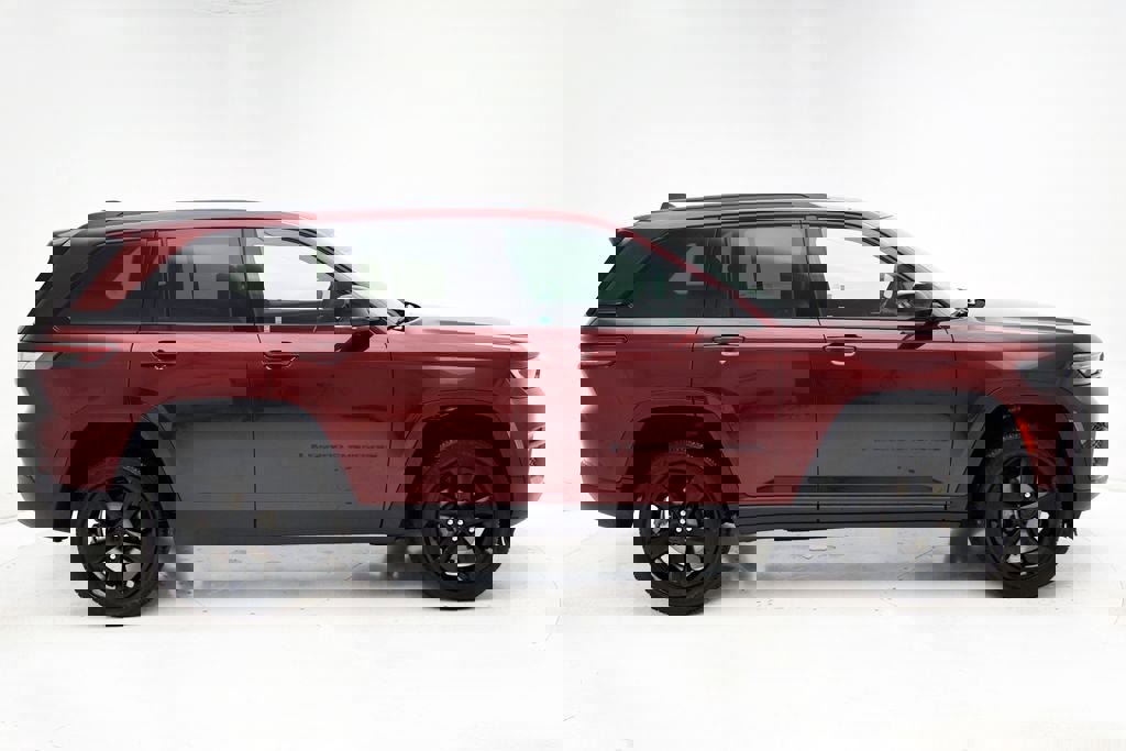 Used 2024 Jeep Grand Cherokee Altitude image 3