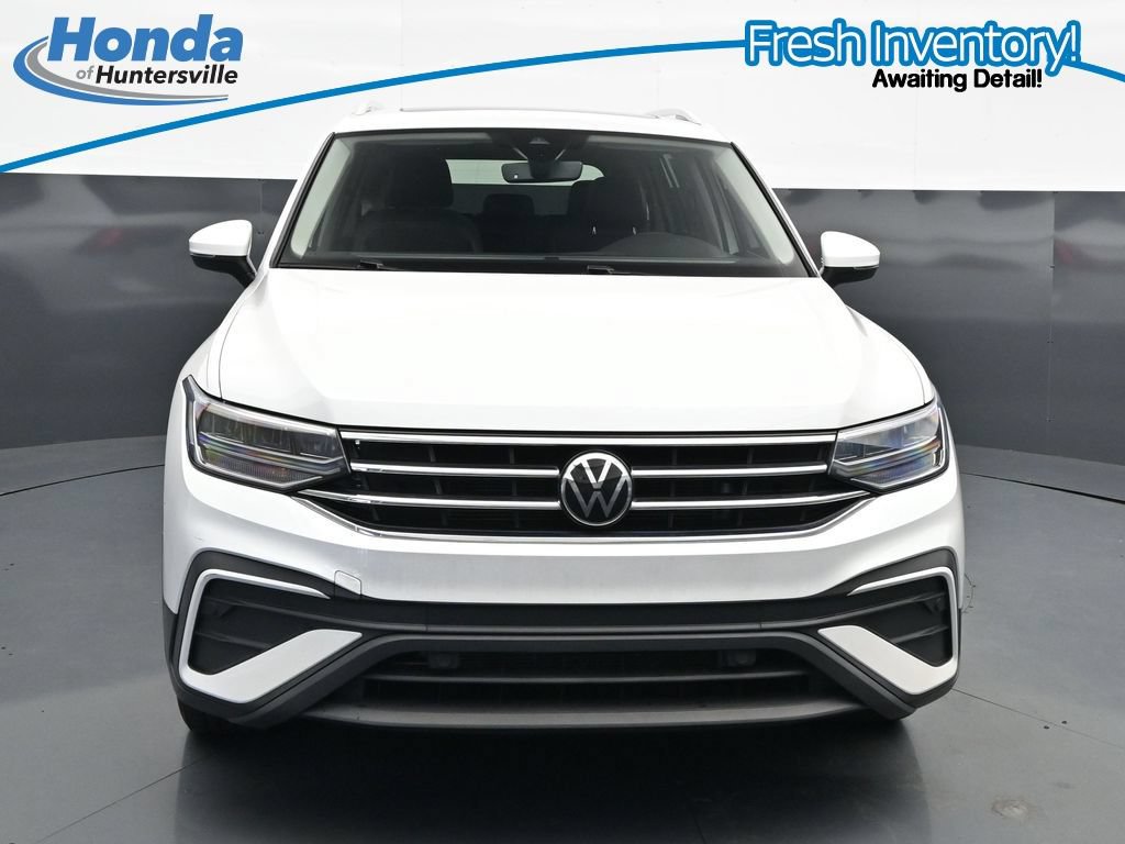 Used 2023 Volkswagen Tiguan SE w/ Panoramic Sunroof Package FWD image 3