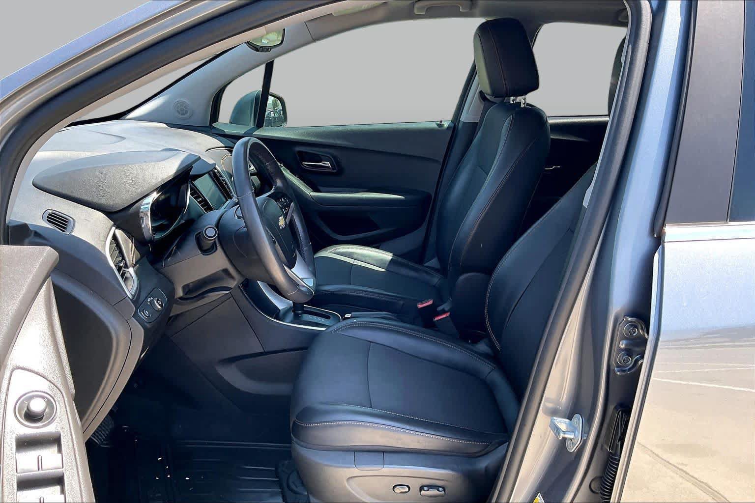 Used 2020 Chevrolet Trax LT w/ Driver Confidence Package FWD image 8