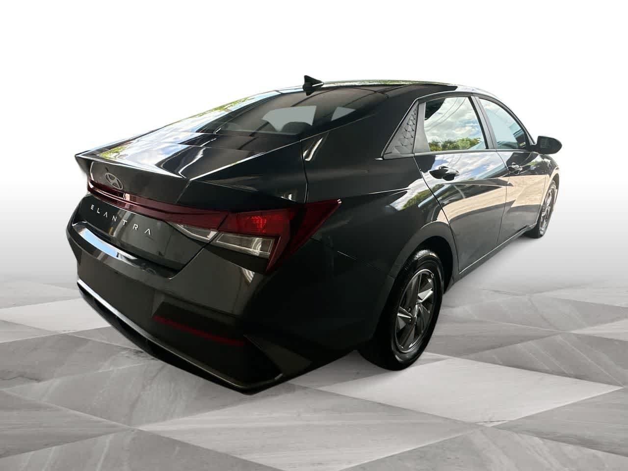 Used 2025 Hyundai Elantra SE FWD image 8