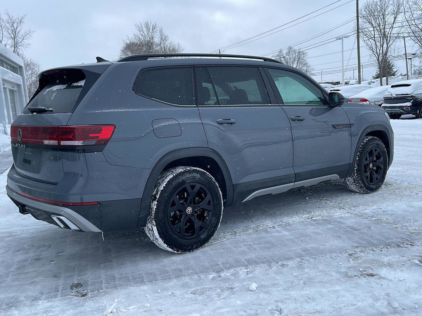 Used 2025 Volkswagen Atlas Peak Edition SE image 2