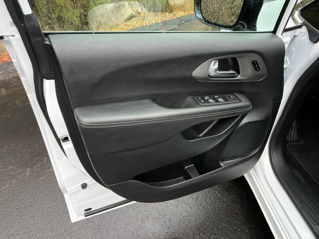 Used 2025 Chrysler Pacifica Select image 11