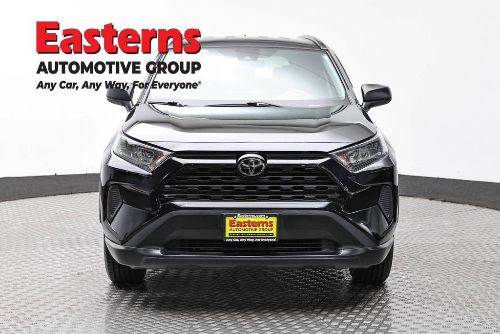 Used 2021 Toyota RAV4 LE image 2