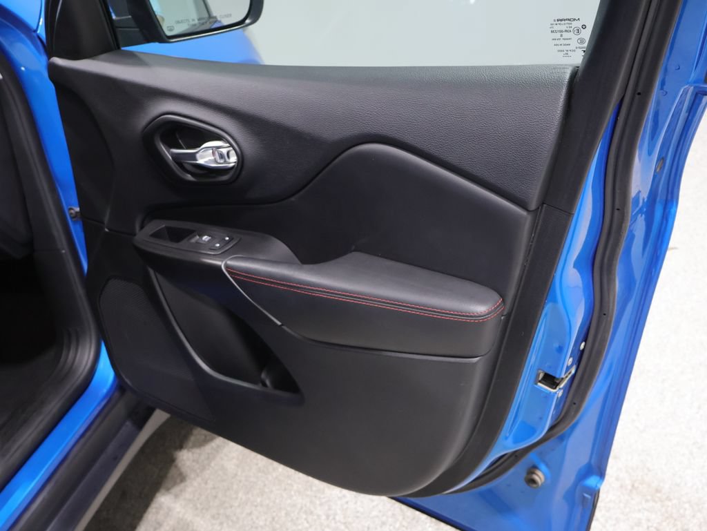 Used 2021 Jeep Cherokee Trailhawk AWD/4WD image 24