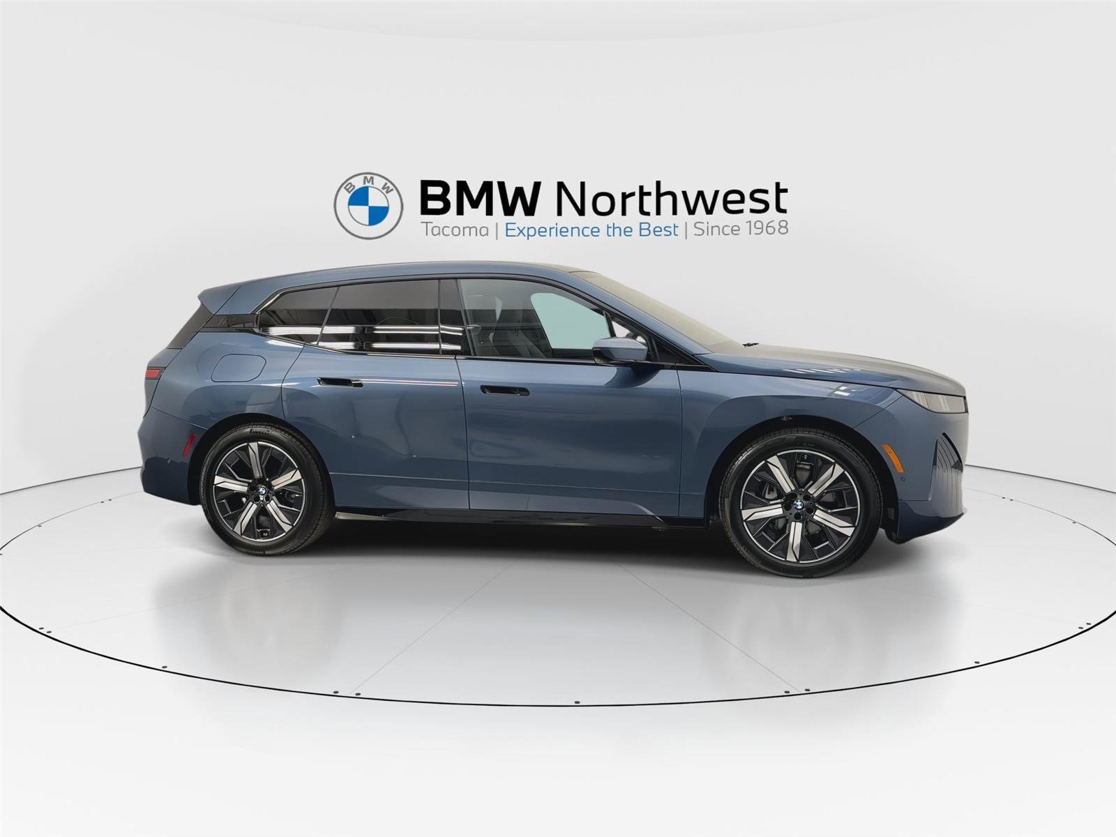 Used 2026 BMW iX xDrive60 w/ Dynamic Handling Package image 5