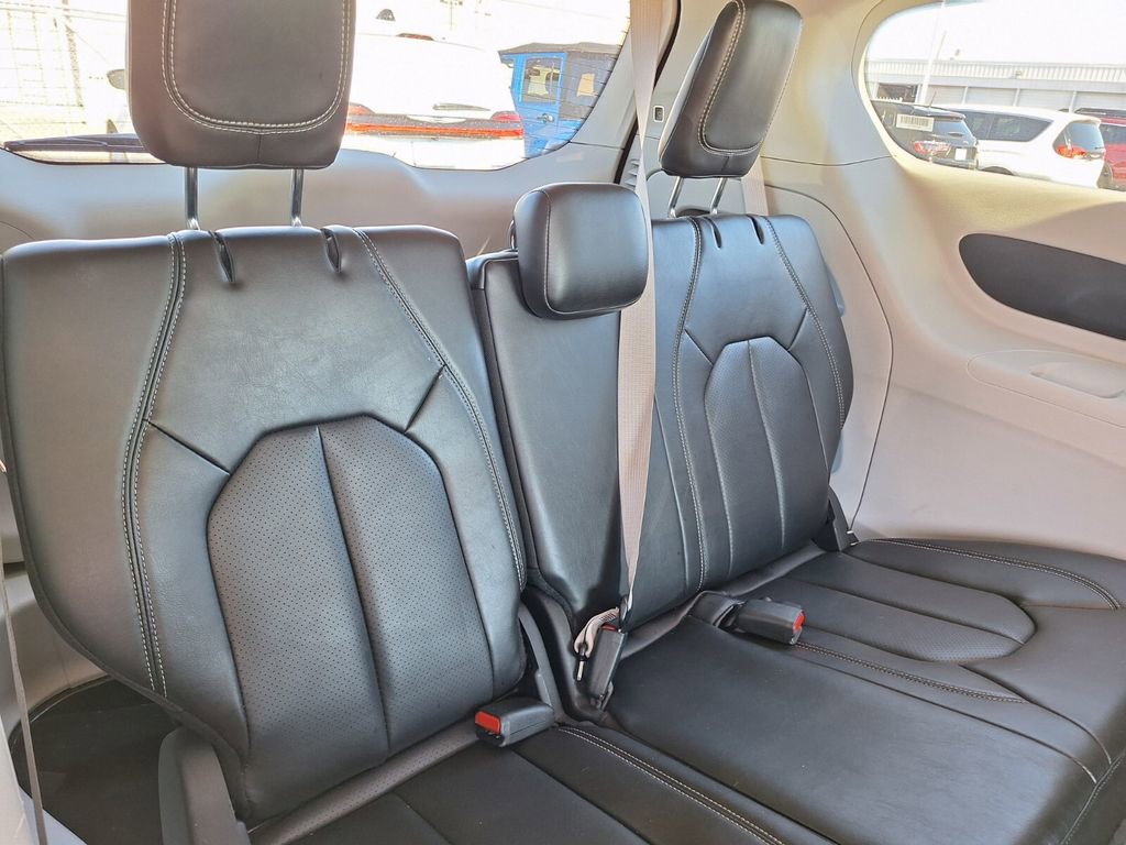 Used 2023 Chrysler Pacifica Touring-L image 28