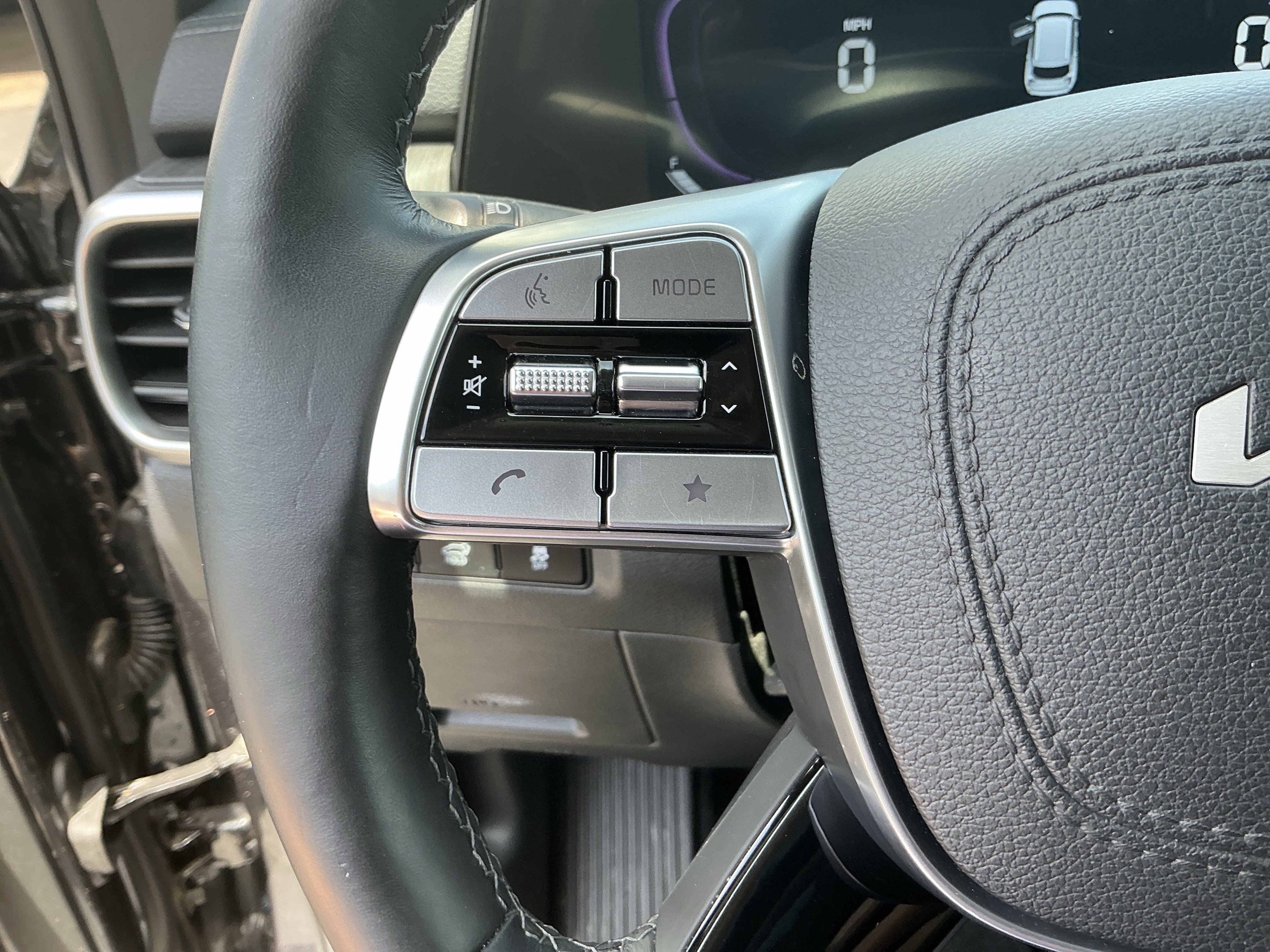 Certified 2024 Kia Telluride EX w/ EX Captain's Chair Package AWD/4WD image 17