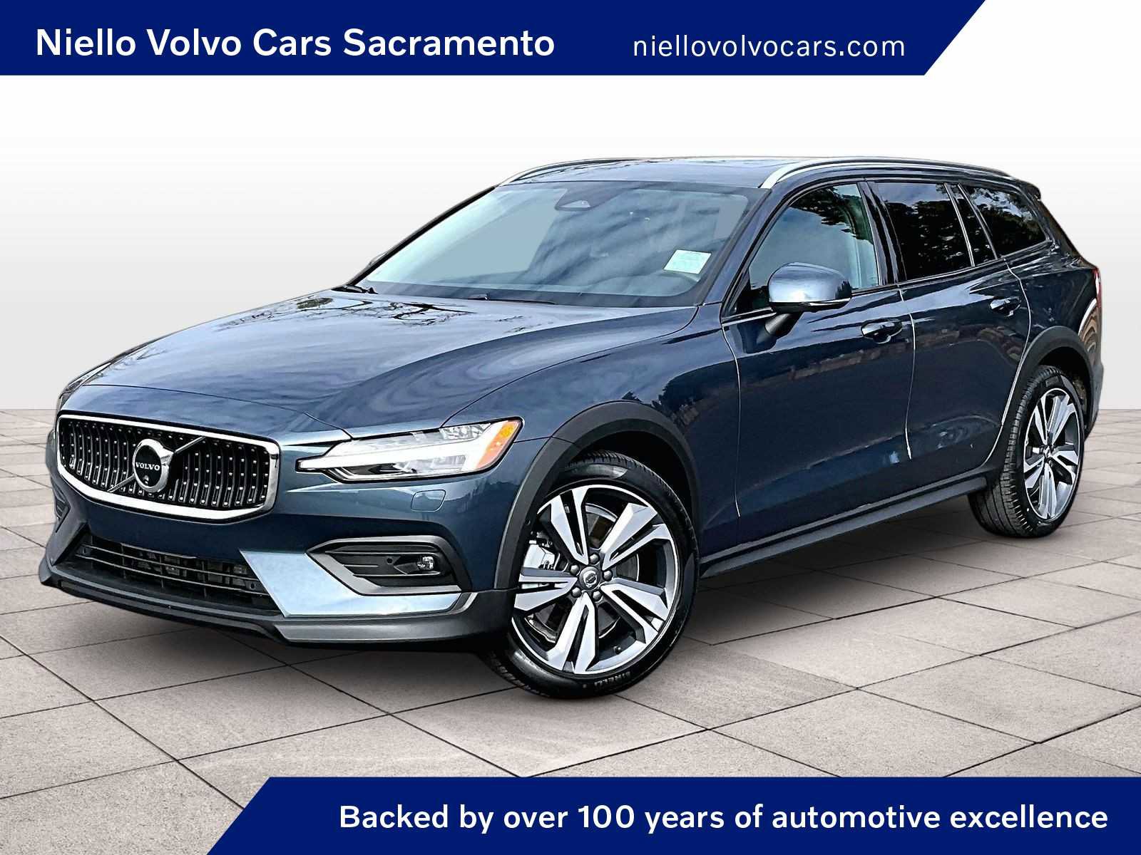 Used 2025 Volvo V60 B5 Cross Country Plus video 1