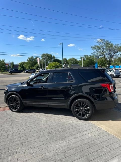 Used 2017 Ford Explorer XLT w/ XLT Technology Feature Bundle AWD/4WD image 12
