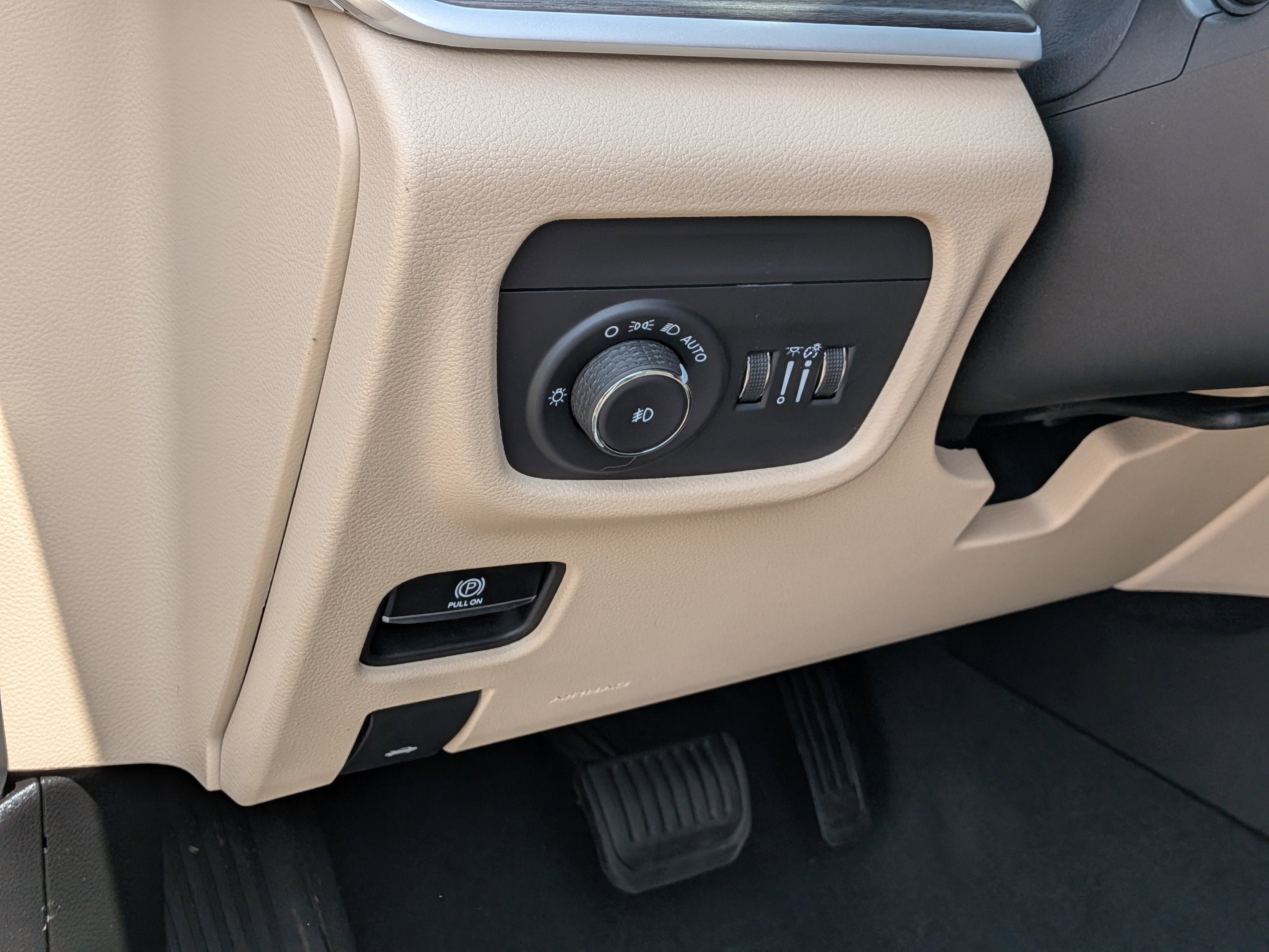 Used 2023 Jeep Grand Cherokee Limited w/ Black Appearance Package AWD/4WD image 15