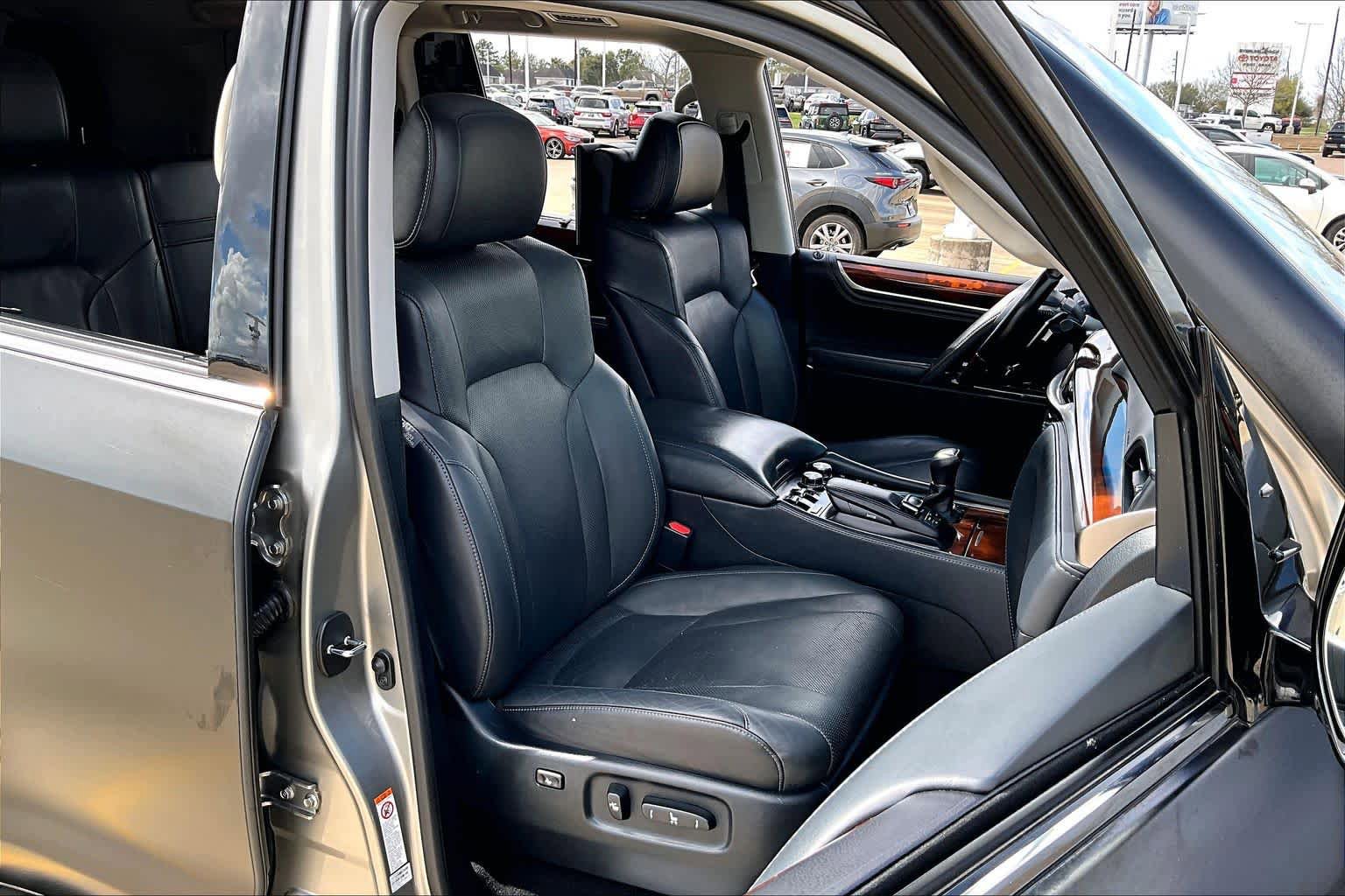 Used 2019 Lexus LX 570 4WD w/ Luxury Package image 9