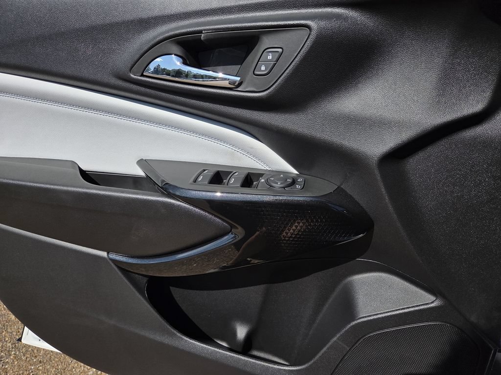 New 2026 Chevrolet Trax LT w/ LT Convenience Package FWD image 17