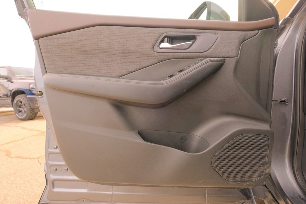 Used 2023 Nissan Rogue SV image 25