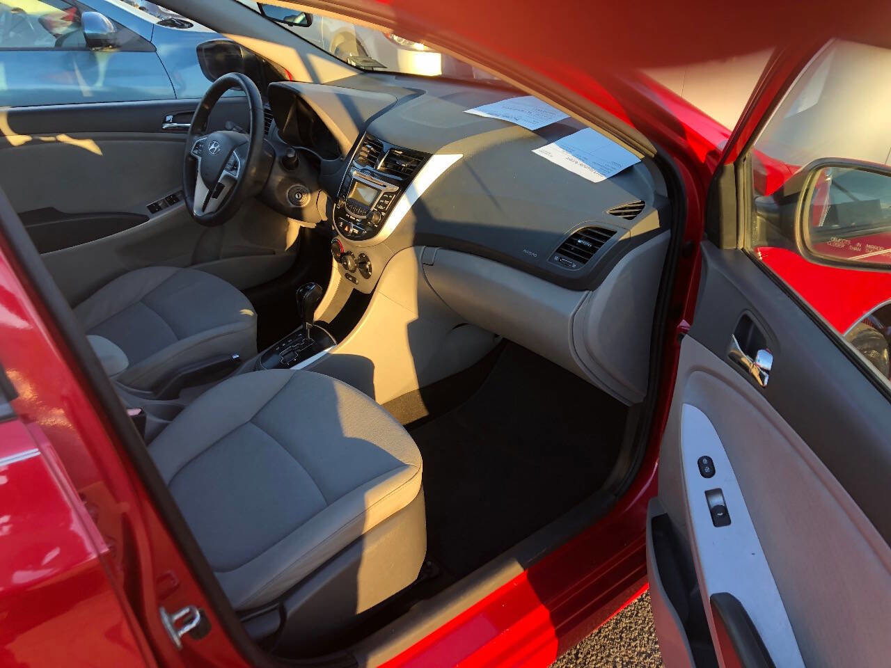 Used 2013 Hyundai Accent SE image 4