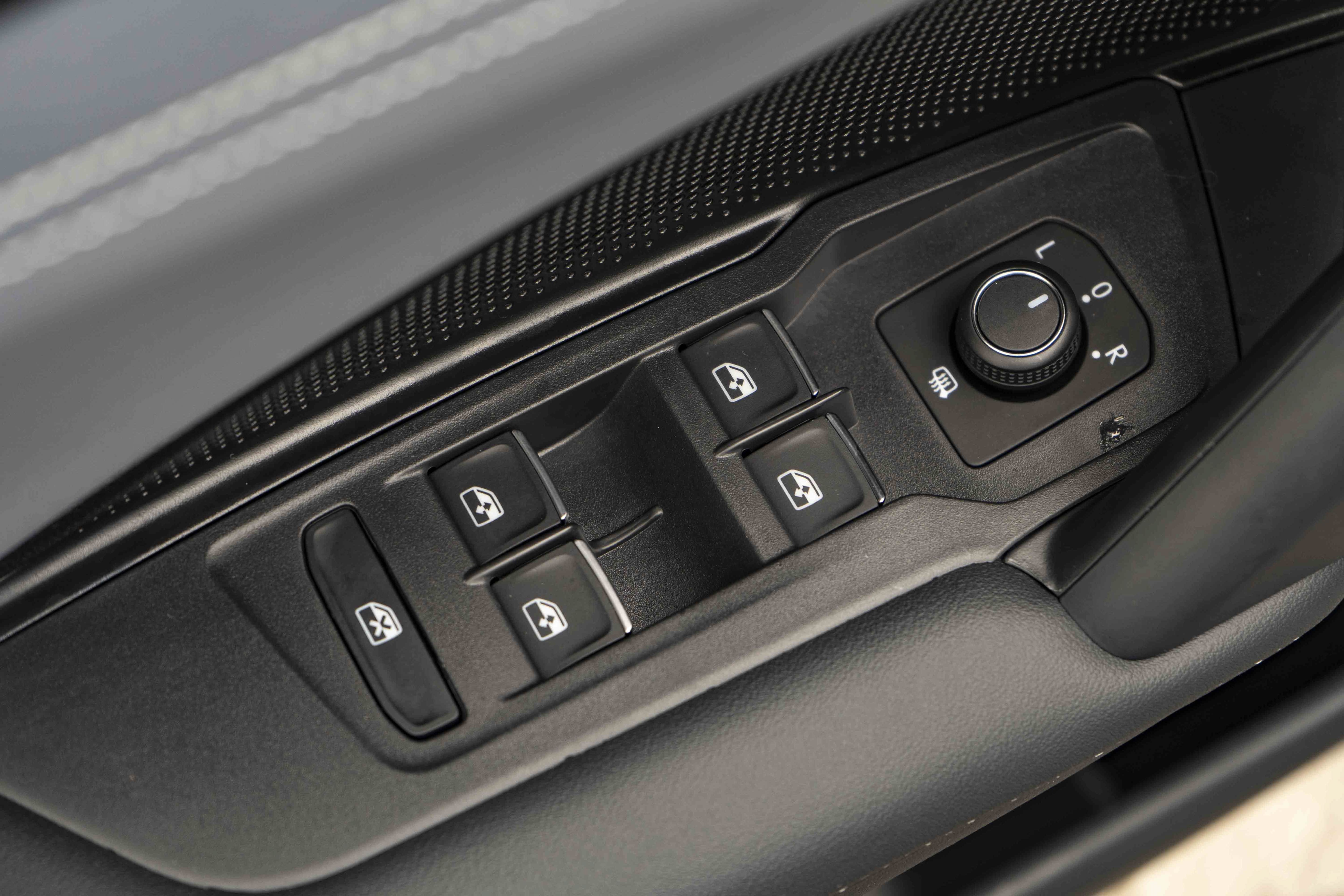 Certified 2026 Volkswagen Tiguan SE R-Line FWD image 33