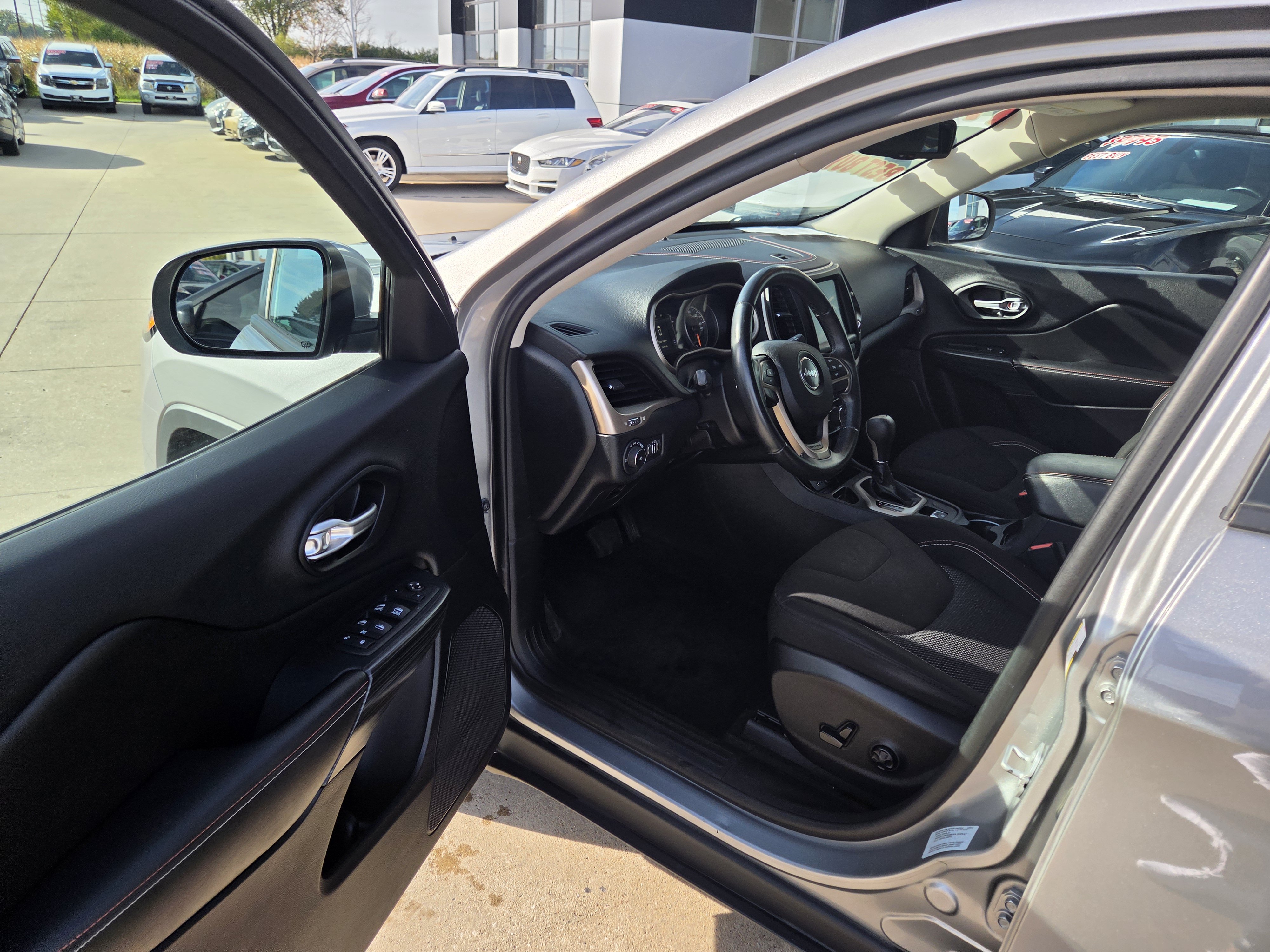 Used 2016 Jeep Cherokee 75th Anniversary FWD image 4