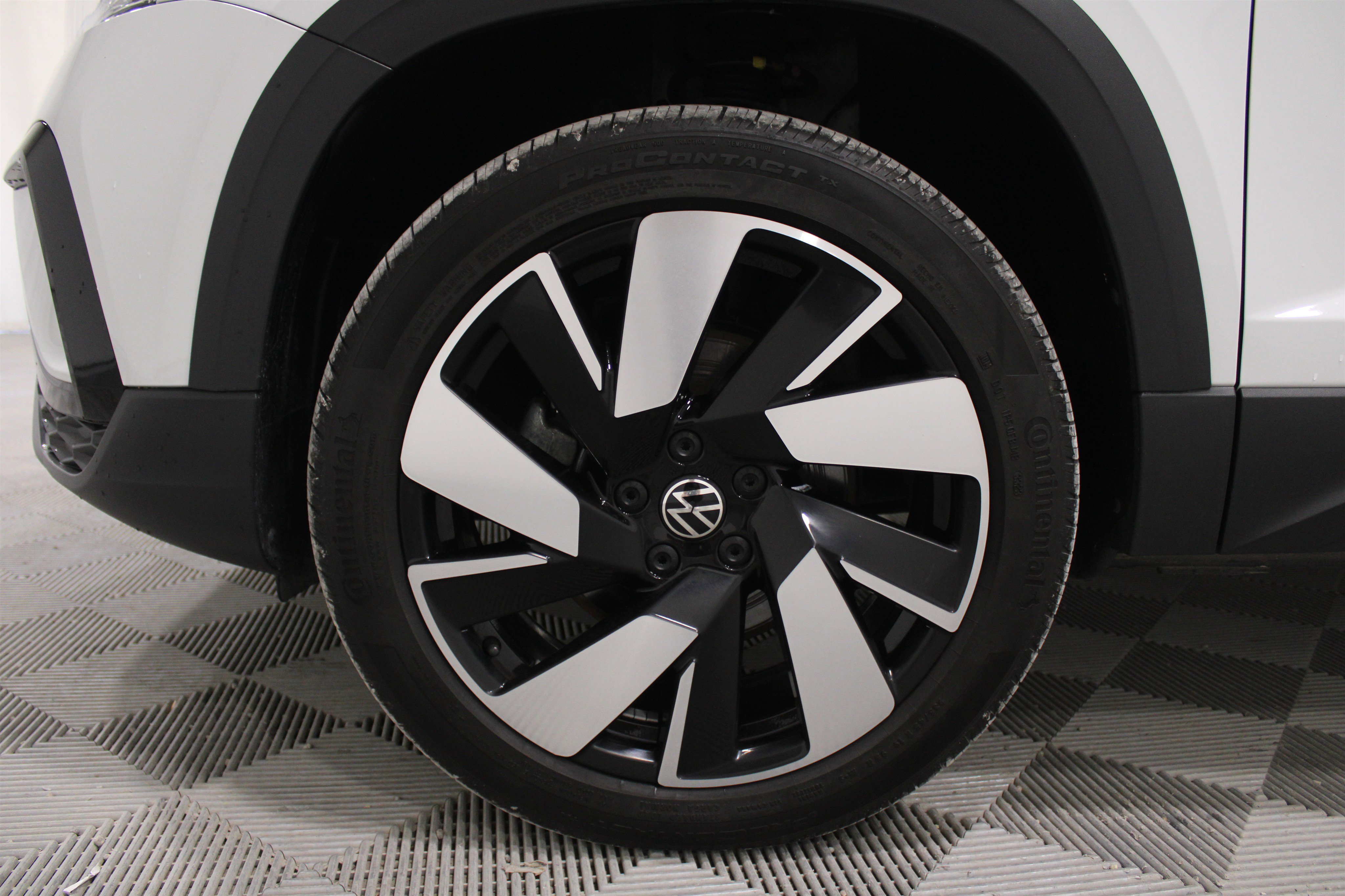 Used 2024 Volkswagen Taos SEL image 33