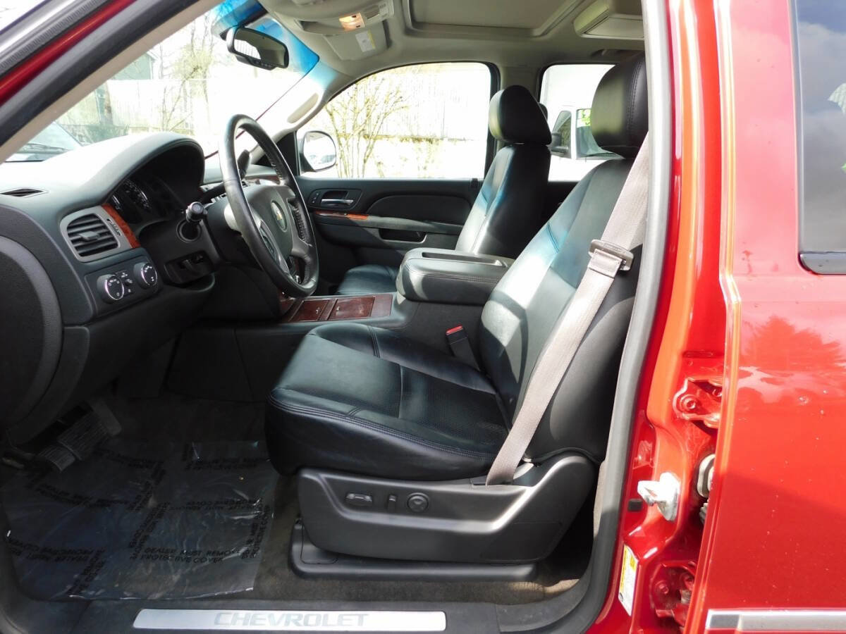 Used 2014 Chevrolet Suburban LTZ image 9