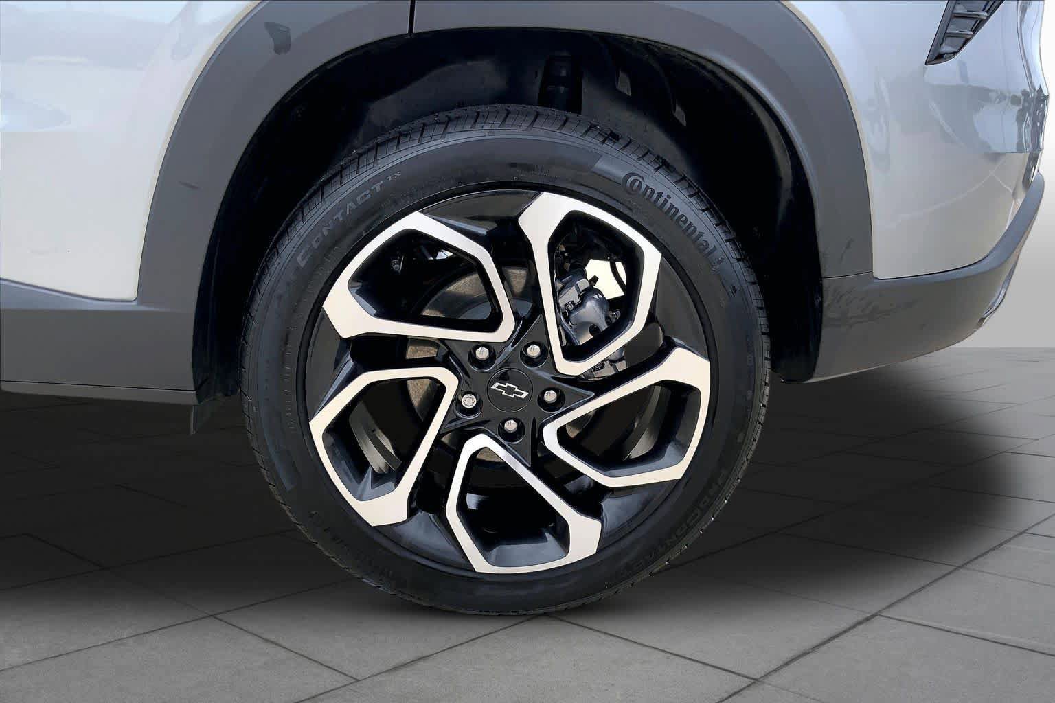 Used 2025 Chevrolet Trax RS FWD image 12