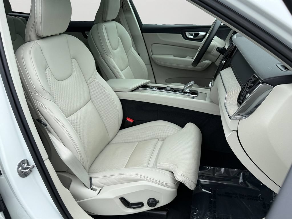 Certified 2022 Volvo XC60 T8 Inscription w/ Advanced Package AWD/4WD image 10