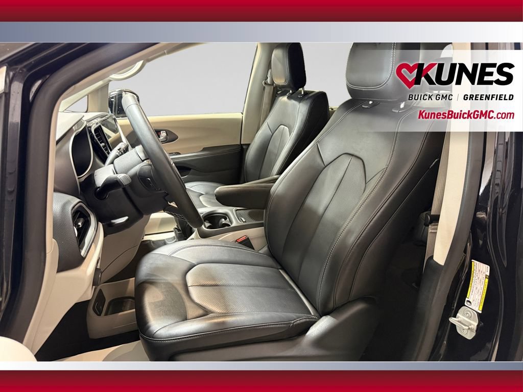 Used 2024 Chrysler Pacifica Touring-L FWD image 23