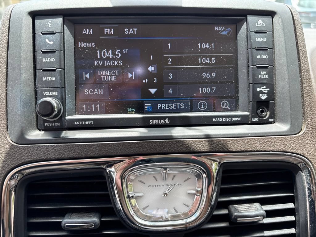 Used 2014 Chrysler Town & Country Limited FWD image 16