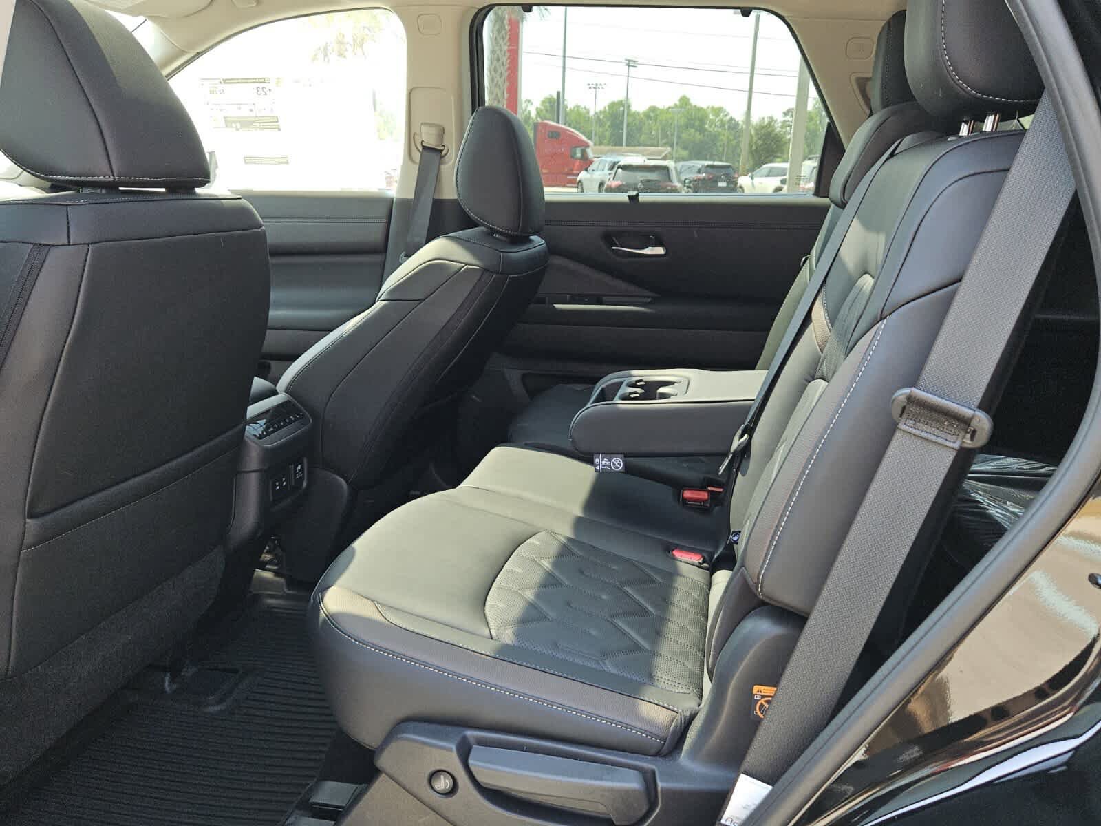 New 2026 Nissan Pathfinder Platinum FWD image 4
