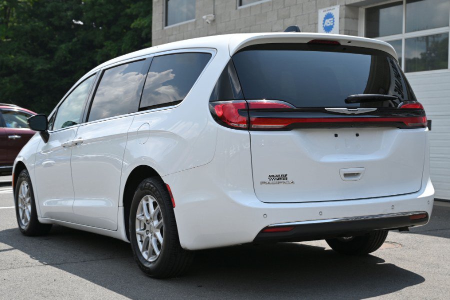 Used 2024 Chrysler Pacifica Touring-L FWD image 3
