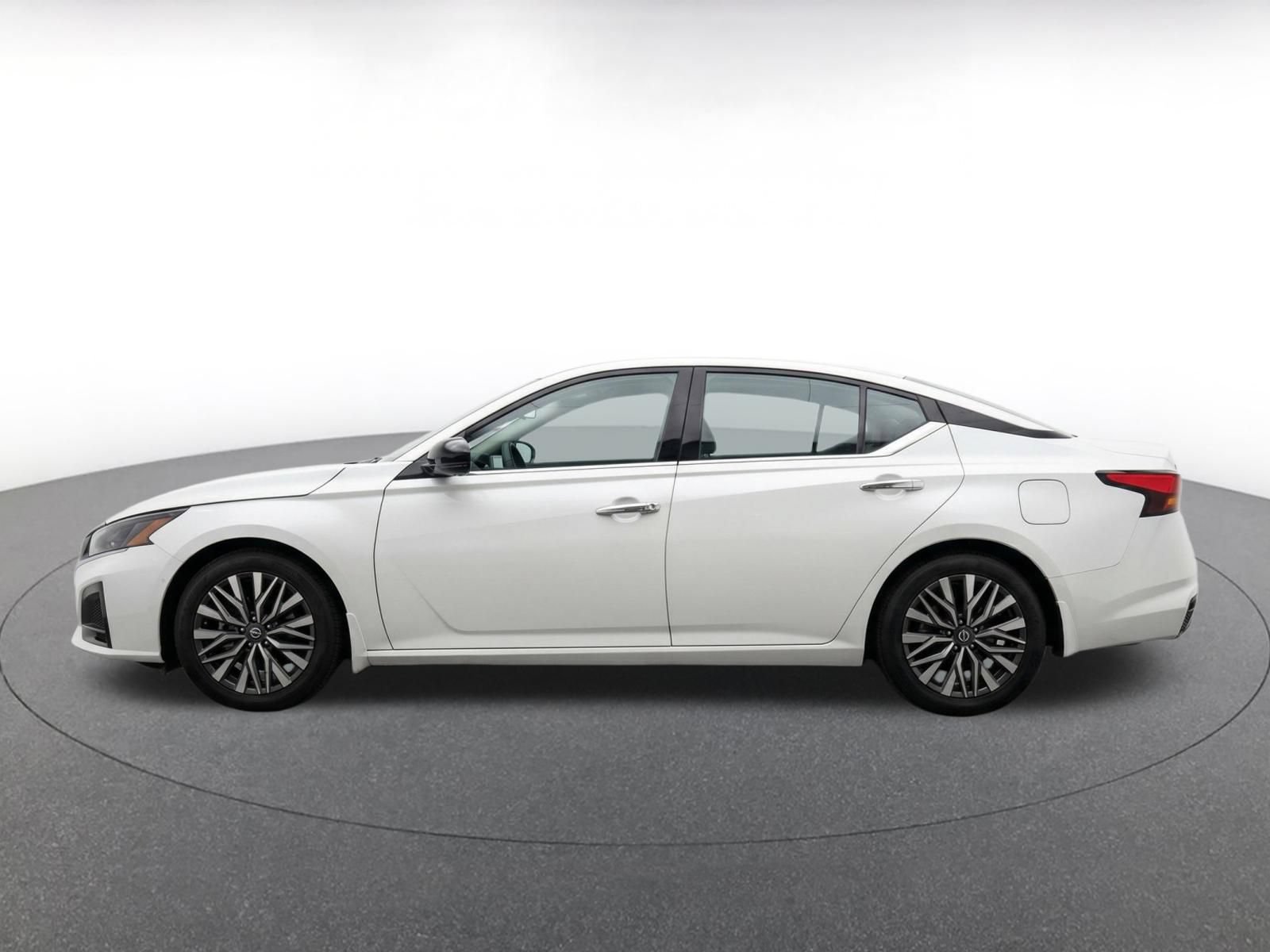 Used 2025 Nissan Altima 2.5 SV FWD image 4